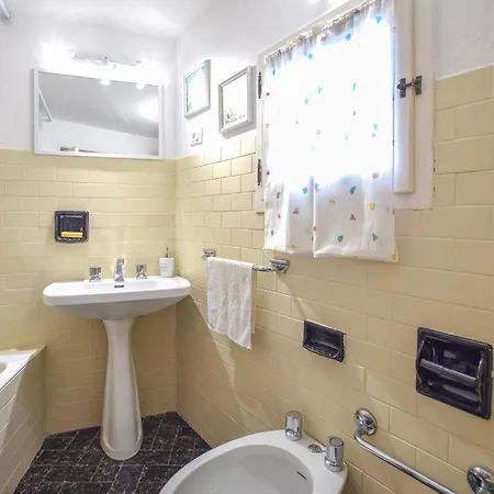 1 Bedroom Lovely In Apartment